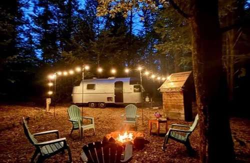 Fryeburg House | Retro Glamping in Louise the forest Airstream!