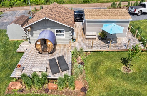 York Cottage | Reunion Cottages, 5 minutes walking to beach entrance & Stanhope Golf Course.