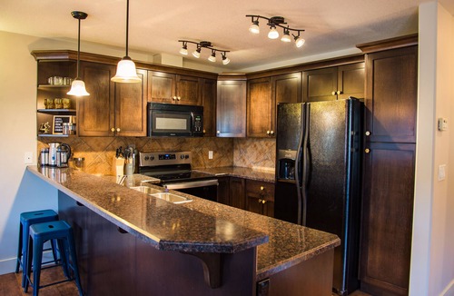 Radium Hot Springs Apartment | Rewind Radium | Groundfloor Getaway| 2 Patios | Jacuzzi Soaker Tub | Family Ftrs