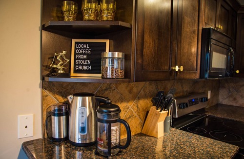 Radium Hot Springs Apartment | Rewind Radium | Groundfloor Getaway| 2 Patios | Jacuzzi Soaker Tub | Family Ftrs