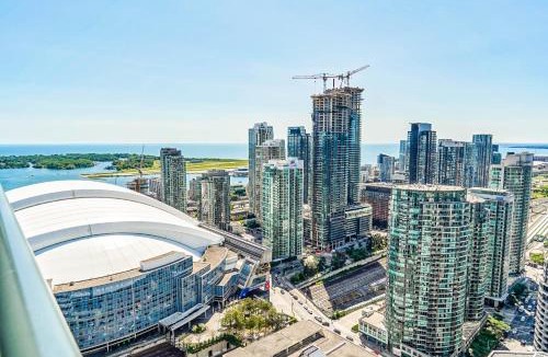 Toronto Entertainment District Apartment | RHD Suites Luxury Downtown Toronto Condo CN Tower MTCC Blue Jays Free Parking
