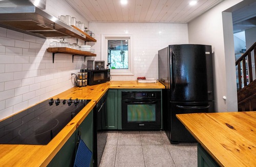 Norland Cottage | Riverfront Cottage with Pool Table & Kayaks