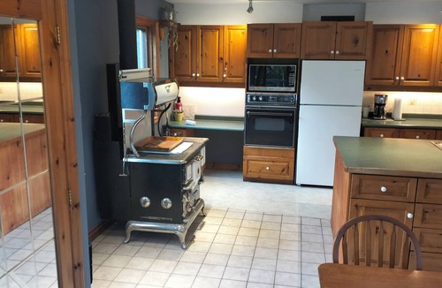 Bracebridge House | Riverfront Muskoka Retreat. 4 Bedroom Family Escape. Minutes to Bracebridge.