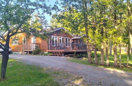 Bracebridge House | Riverfront Muskoka Retreat. 4 Bedroom Family Escape. Minutes to Bracebridge.