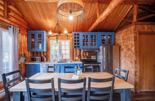Saint-Raymond Cabin | Riverside Log Cabin with Fireplace, BBQ & Hot Tub