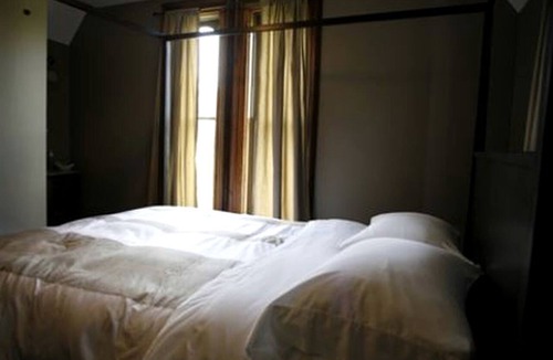 Comber Cabin | Romantic Getaway for Two with Hot Tub near Lakeshore, Ontario