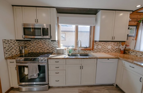 Chestermere Cottage | Romantic Lake Side Cottage 20 Minutes from Calgary
