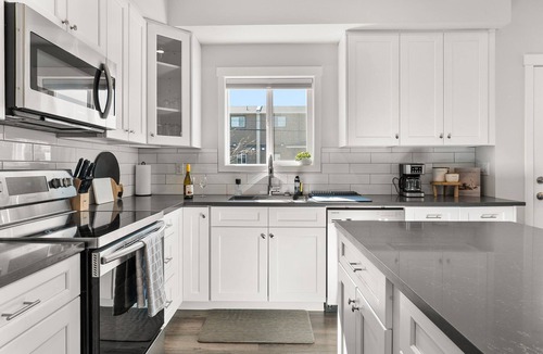 Okanagan-Similkameen House | Romantic Modern 3 Bedroom Home Close To Beach & Shops