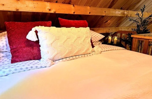 Stoneham Cabin | Romantic Treehouse with Forest Trails near White Mountain National Forest, Stoneham, Maine