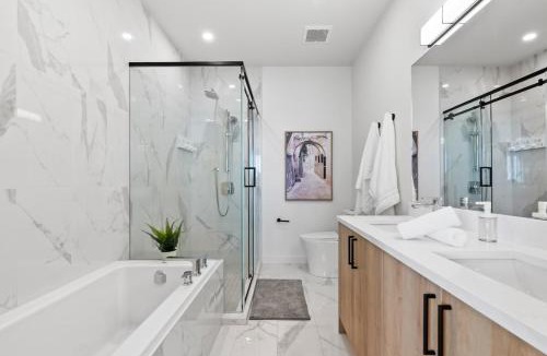 Hillhurst House | Rooftop Patio, King Bed, 2 Ensuites, Garage