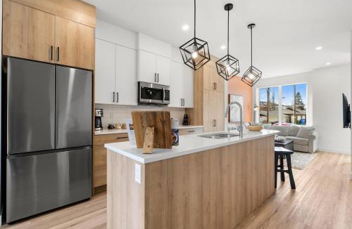 Hillhurst House | Rooftop Patio, King Bed, 2 Ensuites, Garage
