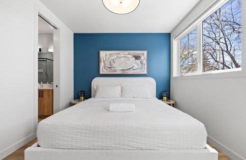 Hillhurst House | Rooftop Patio, King Bed, 2 Ensuites, Garage