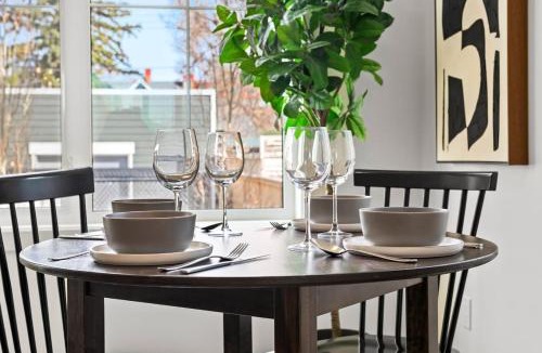 Hillhurst House | Rooftop Patio, King Bed, 2 Ensuites, Garage
