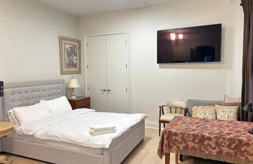 Richmond City Centre Bed & Breakfast | Rose Garden Vacation Studio