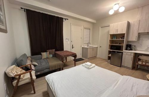 Richmond City Centre Bed & Breakfast | Rose Garden Vacation Studio