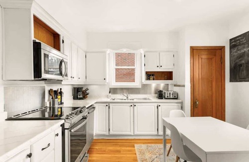 Rosemont-La Petite-Patrie Apartment | Rosemont Pop Art Apt w/Game Room & Parking