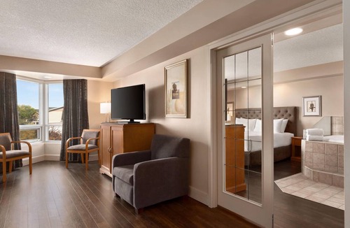 West Edmonton Hotel | Royal Hotel West Edmonton, Trademark Collection by Wyndham