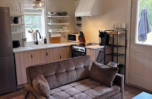 Bothwell House | Rural Retreat. Private yard, fire pit. 3-30 mins to attractions & conveniences