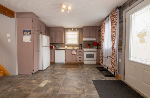 Saint-Gabriel-de-Brandon Ski Chalet | Rustic Villa | 3 Bedrooms, Fireplace, Pet-Friendly & Near Lac Maskinongé