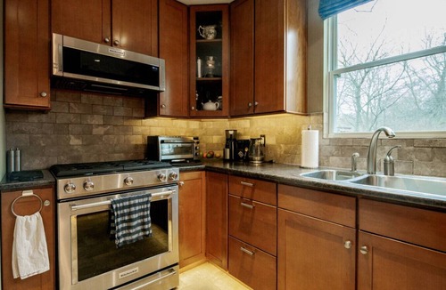 Dartmouth House | Rustic Charm: Vintage Farm Retreat in Dartmouth