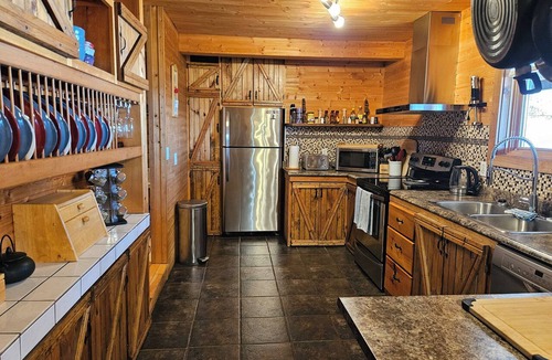 Woody Point House | Rustic Log Style Chalet in the Heart of Gros Morne National Park!