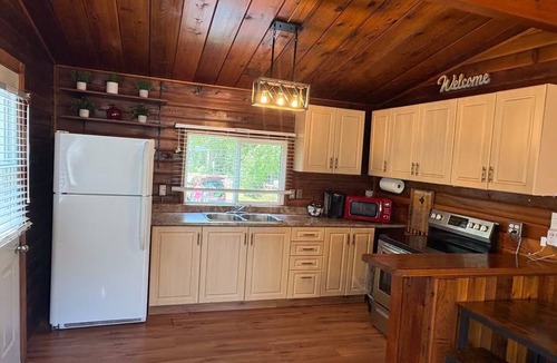 Baddow House | Rustic River Front Cottage Cozy*Kayaks*Hot Tub*Games