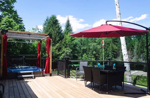 Baddow House | Rustic River Front Cottage Cozy*Kayaks*Hot Tub*Games
