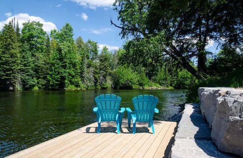 Baddow House | Rustic River Front Cottage Cozy*Kayaks*Hot Tub*Games