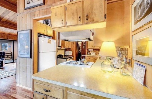 Eastsound House | Rustic Waterfront Cabin in Eastsound with Private Beach Access and Ocean Views