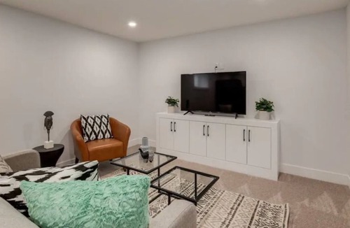 Killarney House | "Safari" Renovated & Upgraded 2 bed lower suite