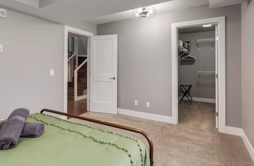 Marda Loop House | "Sage" 3 bedroom in Bankview, 5 mins from DT