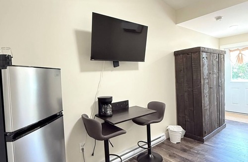 North Alton Apartment | Sakura Valley Studio Suite #3/Private Entrance in beautiful Annapolis Valley