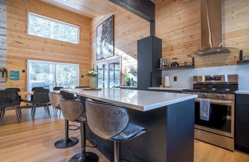 Mauricie House | Sanctuaire des Pins | Hot Tub | Sauna |10 Guests