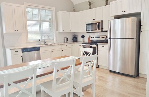 Osoyoos House | Sandcastle Cottage on Osoyoos Lake Prime location, family friendly.