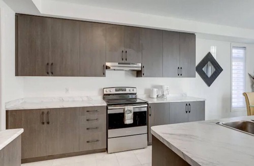 Springwater House | Sassafras Oasis | Sleeps 14 | All-Season Retreat Near Barrie