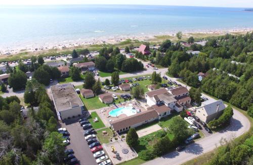 Sauble Beach Hotel | Sauble Beach Lodge