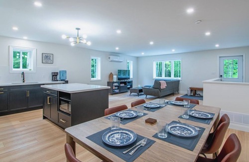 Armour Cottage | Sauna Retreat Near Burk's Falls | Games Room Bocce Court Fire Pit Starlink