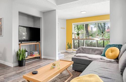 Bridgeland House | Scarlett Manor | Funky 1 BR Century Home-Near DT, C-train