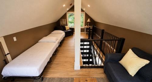 Port Alberni Ski Chalet | Scenic cosy loft cottage pet freindly sleeps 6