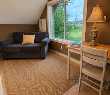 Port Alberni Ski Chalet | Scenic cosy loft cottage pet freindly sleeps 6