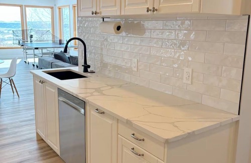 Cranston House | Scenic Walkout Suit/2 Beds+2 Baths/River Views（family- friendly）