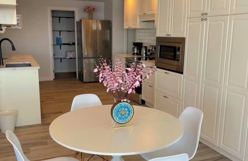 Cranston House | Scenic Walkout Suit/2 Beds+2 Baths/River Views（family- friendly）
