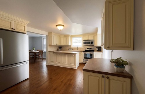 Dunnville Cottage | Scenic Waterfront Getaway Steps from a Historic Lighthouse in Ontario, Canada