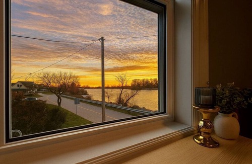 Dunnville Cottage | Scenic Waterfront Getaway Steps from a Historic Lighthouse in Ontario, Canada