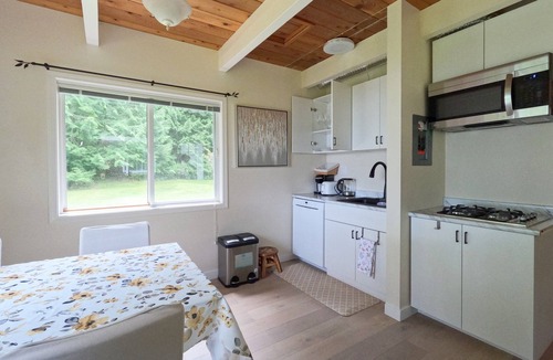 Regional District of Nanaimo Cottage | Sea La Vie Rare Peaceful Hidden Gem