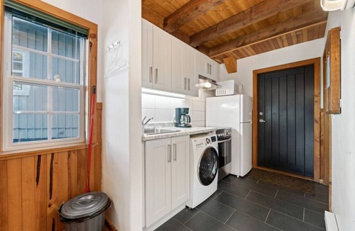 Ucluelet Cabin | Sea Star Endearing Oceanside House with Hot Tub in UkeeTub