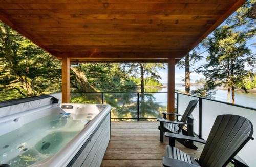 Ucluelet Cabin | Sea Star Endearing Oceanside House with Hot Tub in UkeeTub