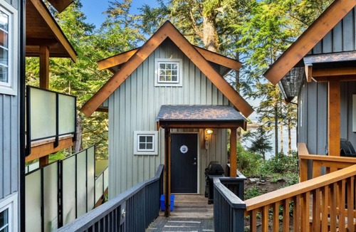 Ucluelet Cabin | Sea Star Endearing Oceanside House with Hot Tub in UkeeTub