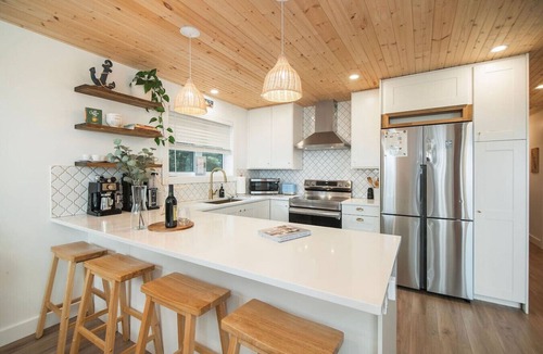 Campbell River House | Sea, Sunrises, Sauna | Oceanfront Group Retreat