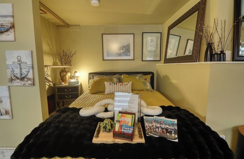 Gibsons House | SEAS THE DAY .Private hot tub, Pet Friendly, Beaches,.Dining; Gibsons. Escape
